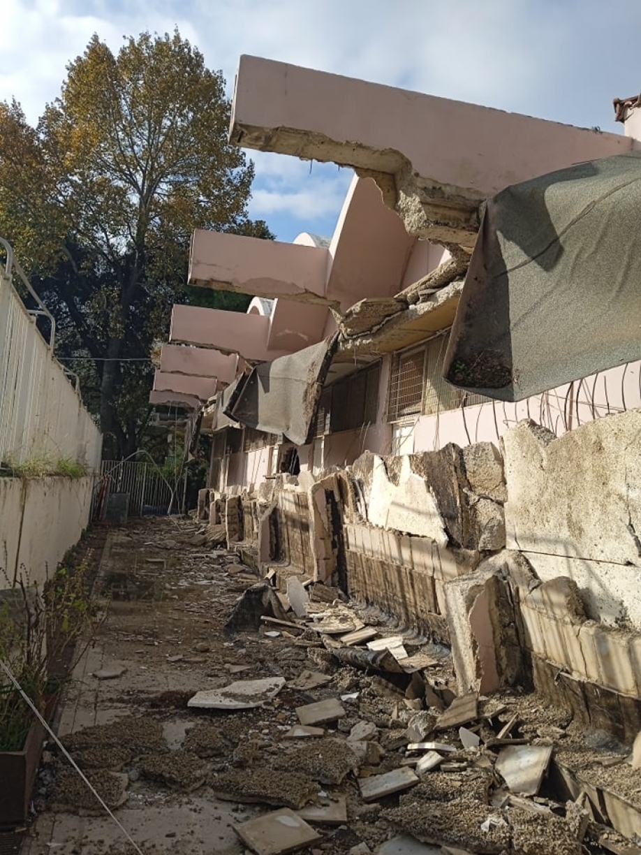 Ρωγμές, υγρασίες και σοβάδες έτοιμοι να πέσουν στο 1ο Γυμνάσιο Ηρακλείου Αττικής