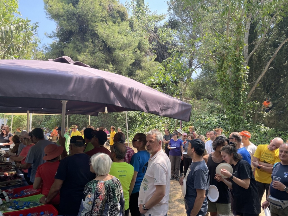 &Mu;&epsilon; &tau;&eta; &sigma;&upsilon;&mu;&mu;&epsilon;&tau;&omicron;&chi;ή &epsilon;&kappa;&alpha;&tau;&omicron;&nu;&tau;ά&delta;&omega;&nu; &pi;&epsilon;&rho;&iota;&eta;&gamma;&eta;&tau;ώ&nu; &sigma;&tau;&eta; &Rho;&epsilon;&mu;&alpha;&tau;&iota;ά &eta; έ&nu;&alpha;&rho;&xi;&eta; &tau;&eta;&sigmaf; 8&eta;&sigmaf; &Gamma;&iota;&omicron;&rho;&tau;ή&sigmaf; &Pi;&epsilon;&rho;&iota;&beta;ά&lambda;&lambda;&omicron;&nu;&tau;&omicron;&sigmaf; &tau;&omicron;&upsilon; &Delta;ή&mu;&omicron;&upsilon; &Beta;&rho;&iota;&lambda;&eta;&sigma;&sigma;ί&omega;&nu;