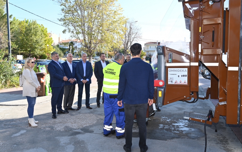 Παράδοση 3 απορριμματοφόρων συλλογής βιοαποβλήτων και 820 καφέ κάδων ειδικής ανακύκλωσης στον Δήμο Παλλήνης