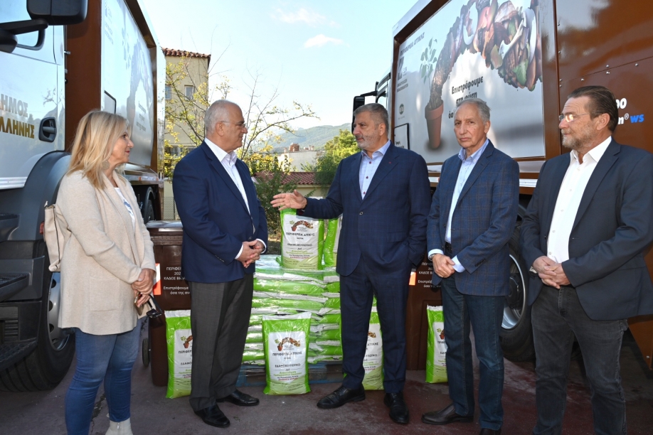 Παράδοση 3 απορριμματοφόρων συλλογής βιοαποβλήτων και 820 καφέ κάδων ειδικής ανακύκλωσης στον Δήμο Παλλήνης
