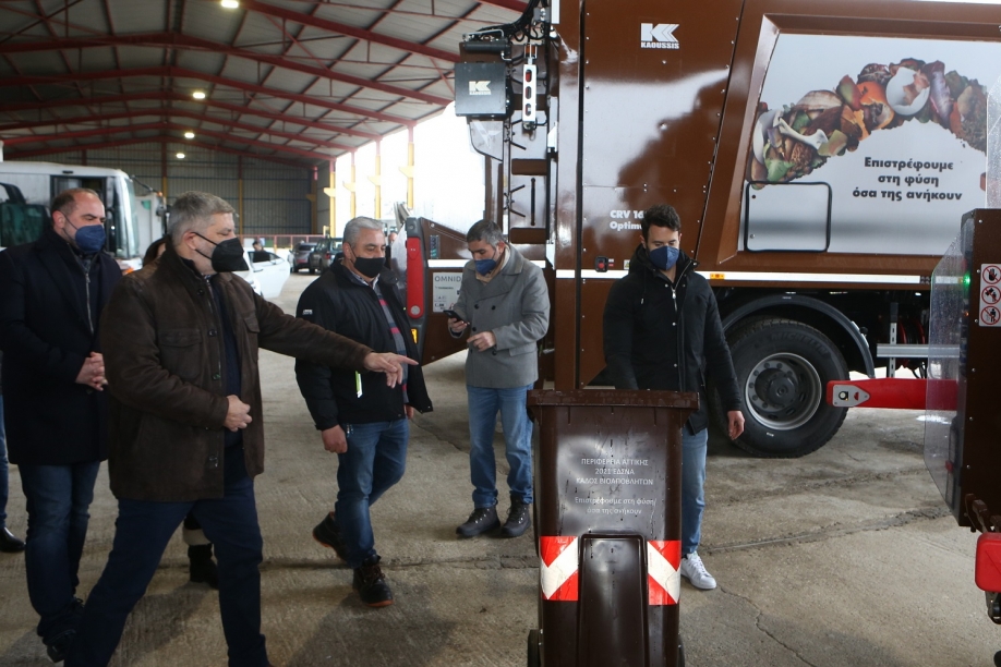 Περιφέρεια Αττικής:Παράδοση 3 απορριμματοφόρων συλλογής βιοαποβλήτων και 750 καφέ κάδων ειδικής ανακύκλωσης στο Δήμο Ηρακλείου