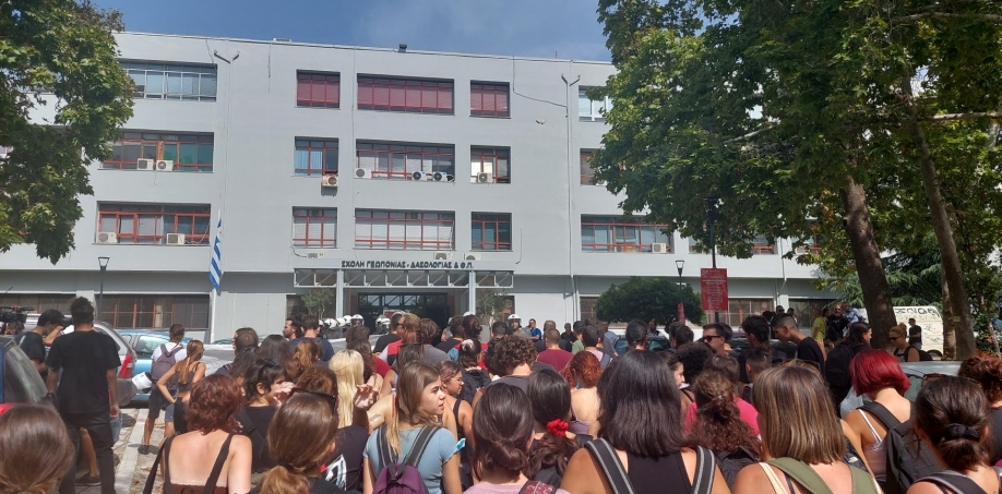 Έκτακτο: Λιπόθυμη φοιτήτρια και προσαγωγές στο ΑΠΘ (video)