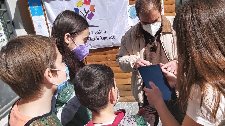 8o &Delta;&Sigma; &Nu;έ&alpha;&sigmaf; &Phi;&iota;&lambda;&alpha;&delta;έ&lambda;&phi;&epsilon;&iota;&alpha;&sigmaf;-&Mu;&iota;&alpha; &pi;&rho;ά&sigma;&iota;&nu;&eta; &delta;&rho;ά&sigma;&eta; &sigma;&tau;&omicron; &delta;&eta;&mu;&alpha;&rho;&chi;&epsilon;ί&omicron; &tau;&eta;&sigmaf; &pi;ό&lambda;&eta;&sigmaf; &mu;&alpha;&sigmaf;