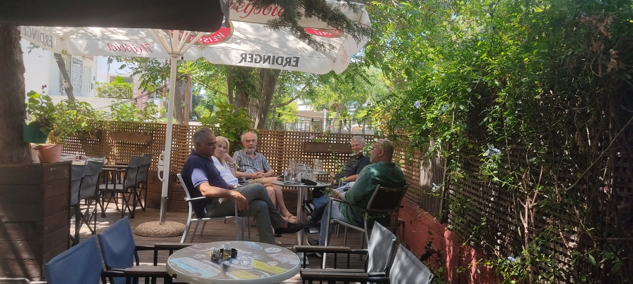 &Pi;&omicron;&lambda;&iota;&tau;&iota;&kappa;ό&sigmaf; &kappa;&alpha;&phi;έ&sigmaf; &mu;&epsilon; &nu;ό&eta;&mu;&alpha;;