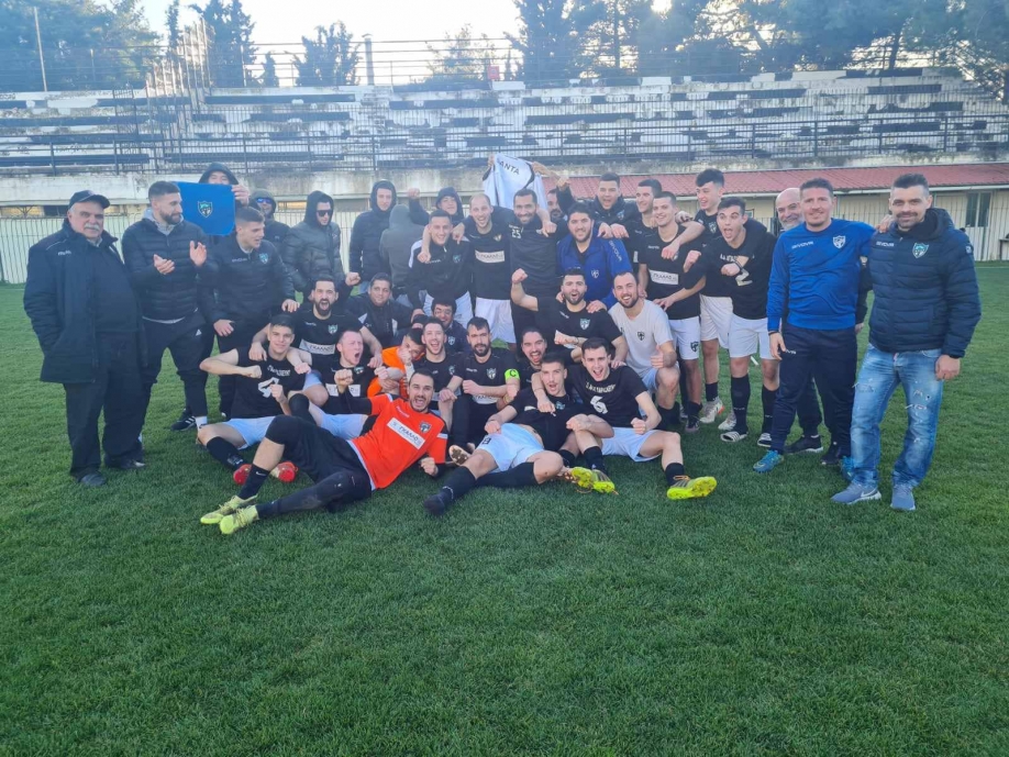 &Sigma;&upsilon;&gamma;&chi;&alpha;ί&rho;&epsilon;&iota; &tau;&eta; "&Sigma;ά&nu;&tau;&alpha;" &omicron; &Alpha;&lambda;. &Mu;&omicron;&upsilon;&sigma;&tau;ό&gamma;&iota;&alpha;&nu;&nu;&eta;&sigmaf;