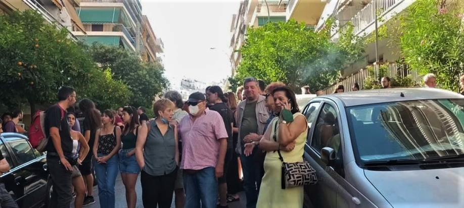 &Pi;&epsilon;&tau;ά&nu;&epsilon; &sigma;&tau;&omicron; &delta;&rho;ό&mu;&omicron; &tau;&eta; &delta;&eta;&mu;&omicron;&sigma;&iota;&omicron;&gamma;&rho;ά&phi;&omicron; &Iota;&omega;ά&nu;&nu;&alpha; &Kappa;&omicron;&lambda;&omicron;&beta;&omicron;ύ &ndash; &Mu;&epsilon;&gamma;ά&lambda;&omicron; &kappa;ύ&mu;&alpha; &alpha;&lambda;&lambda;&eta;&lambda;&epsilon;&gamma;&gamma;ύ&eta;&sigmaf; (video)