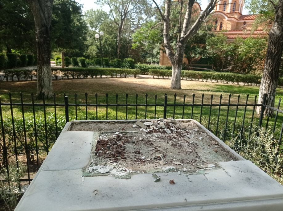 &Pi;ά&epsilon;&iota; &kappa;&alpha;&iota; &eta; &pi;&rho;&omicron;&tau;&omicron;&mu;ή &tau;&omicron;&upsilon; &Pi;&alpha;&pi;&alpha;&phi;&lambda;έ&sigma;&sigma;&alpha; (&phi;&omega;&tau;&omicron;&gamma;&rho;&alpha;&phi;ί&epsilon;&sigmaf;)