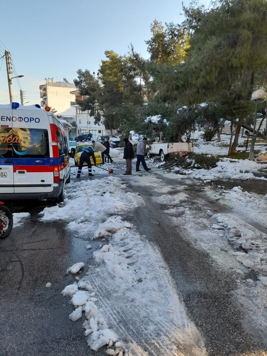 Στην καρότσα του DATSUN και με το φτυάρι, τραυματιοφορείς που ανοίγουν δρόμο κλπ