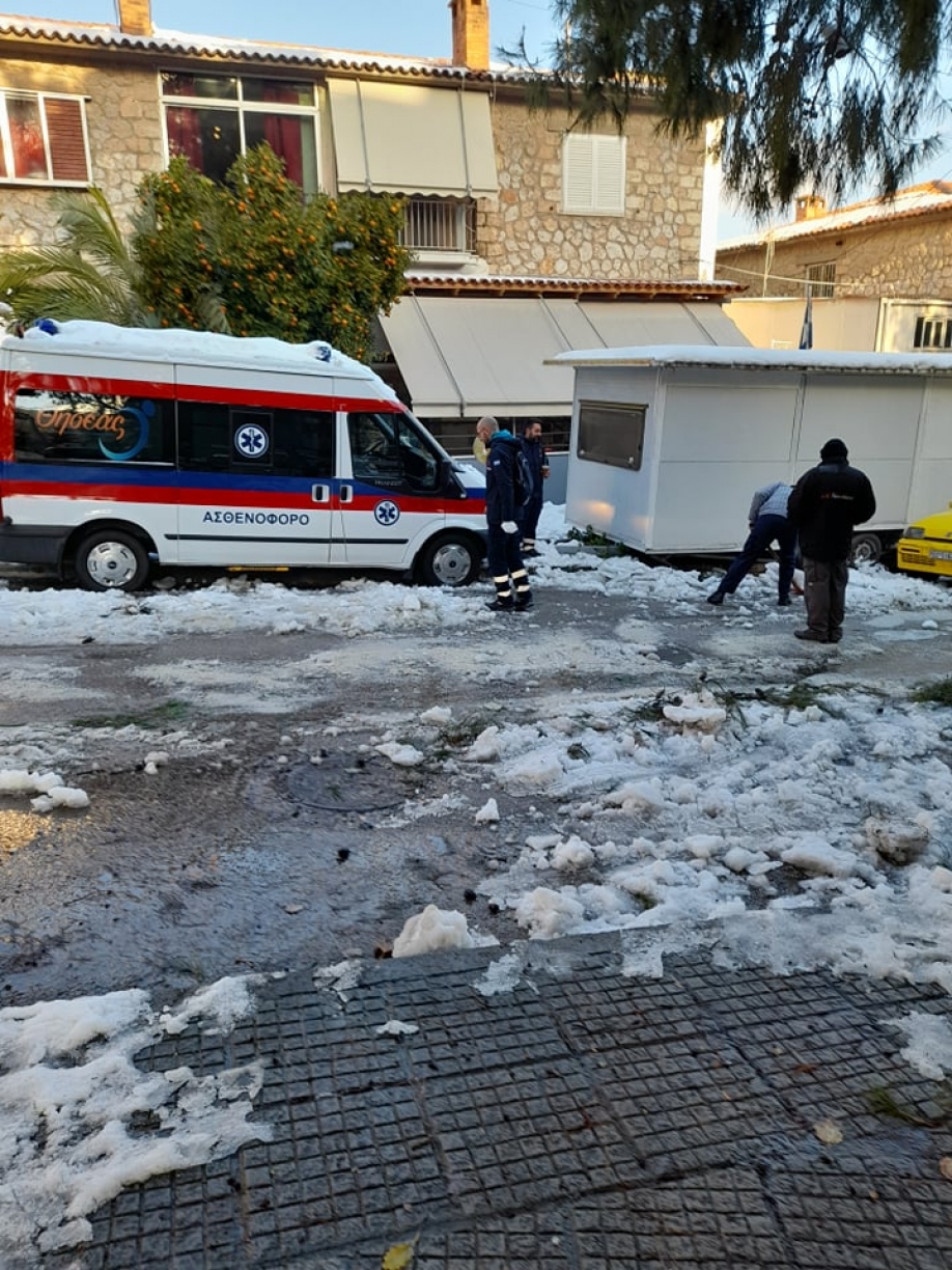 Στην καρότσα του DATSUN και με το φτυάρι, τραυματιοφορείς που ανοίγουν δρόμο κλπ