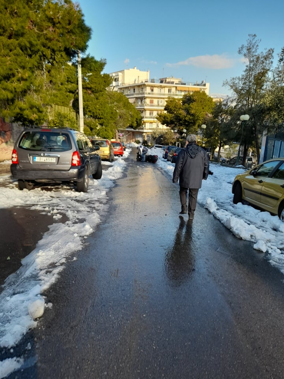 Στην καρότσα του DATSUN και με το φτυάρι, τραυματιοφορείς που ανοίγουν δρόμο κλπ