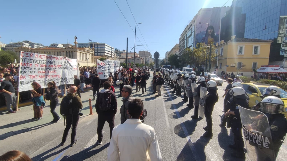 Περικυκλωμένη η συγκέντρωση των φοιτητών - Τραυματισμένη φοιτήτρια στο νοσοκομείο (video)