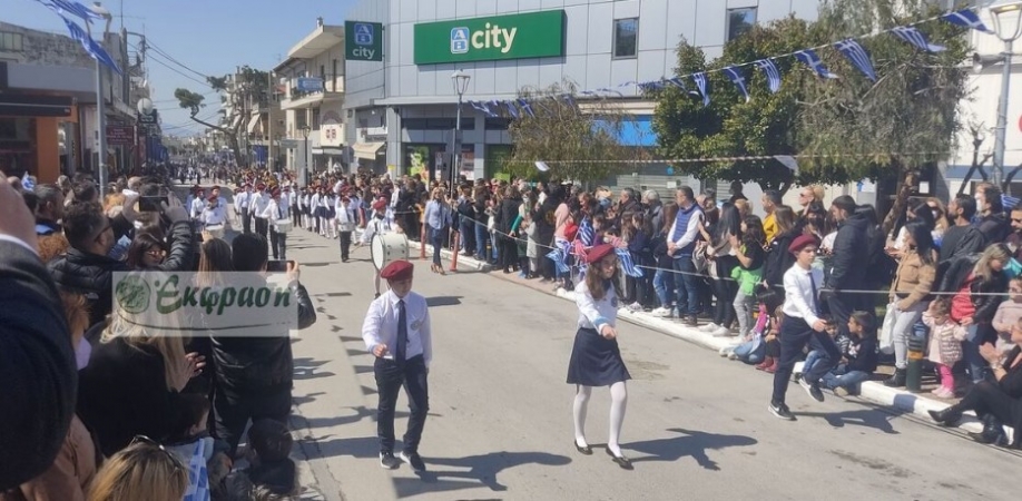 Φωτορεπορτάζ από την παρέλαση στη Μεταμόρφωση