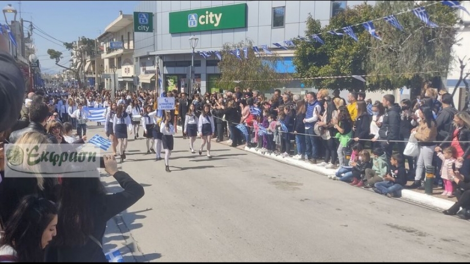 Φωτορεπορτάζ από την παρέλαση στη Μεταμόρφωση