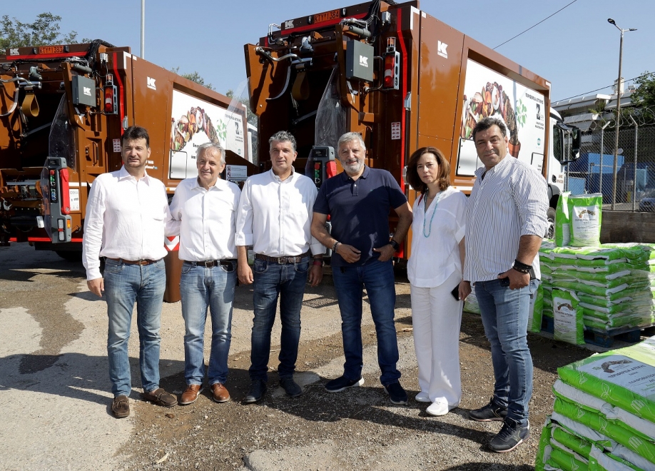 Παράδοση 2 απορριμματοφόρων συλλογής βιοαποβλήτων και καφέ κάδων ειδικής ανακύκλωσης στον Δήμο Βριλησσίων