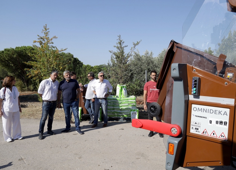 Παράδοση 2 απορριμματοφόρων συλλογής βιοαποβλήτων και καφέ κάδων ειδικής ανακύκλωσης στον Δήμο Βριλησσίων
