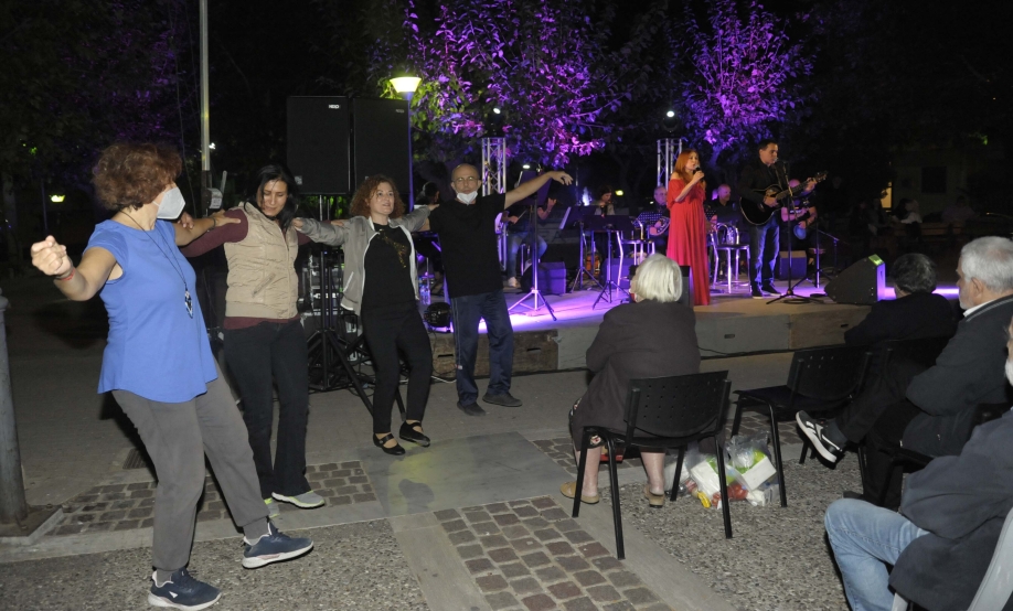 Δήμος Βύρωνα: Αγαπημένα Σμυρναίικα και Μικρασιάτικα τραγούδια στη συναυλία της Νάντιας Καραγιάννη