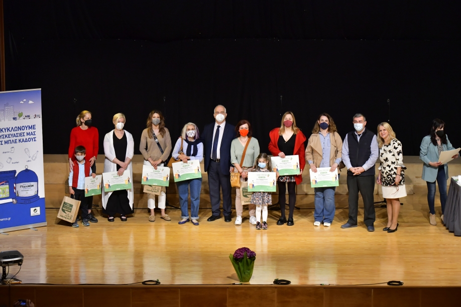 &Mu;&alpha;&theta;&eta;&tau;έ&sigmaf; &sigma;&chi;&omicron;&lambda;&epsilon;ί&omega;&nu; &Delta;ή&mu;&omicron;&upsilon; &Pi;&alpha;&lambda;&lambda;ή&nu;&eta;&sigmaf;: &Alpha;&nu;&alpha;&kappa;ύ&kappa;&lambda;&omega;&sigma;&alpha;&nu; &pi;ά&nu;&omega; &alpha;&pi;ό 16.000 &kappa;&iota;&lambda;ά &upsilon;&lambda;&iota;&kappa;ώ&nu;