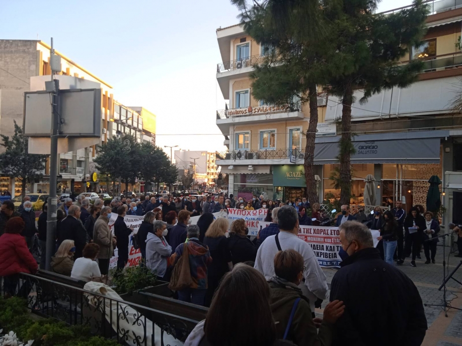 &Sigma;&upsilon;&gamma;&kappa;έ&nu;&tau;&rho;&omega;&sigma;&eta; &epsilon;&nu;ά&nu;&tau;&iota;&alpha; &sigma;&tau;&eta;&nu; &alpha;&kappa;&rho;ί&beta;&epsilon;&iota;&alpha;: &Mu;&epsilon;&gamma;ά&lambda;&eta; &eta; &sigma;&upsilon;&mu;&mu;&epsilon;&tau;&omicron;&chi;ή &tau;&omega;&nu; &pi;&omicron;&lambda;&iota;&tau;ώ&nu;