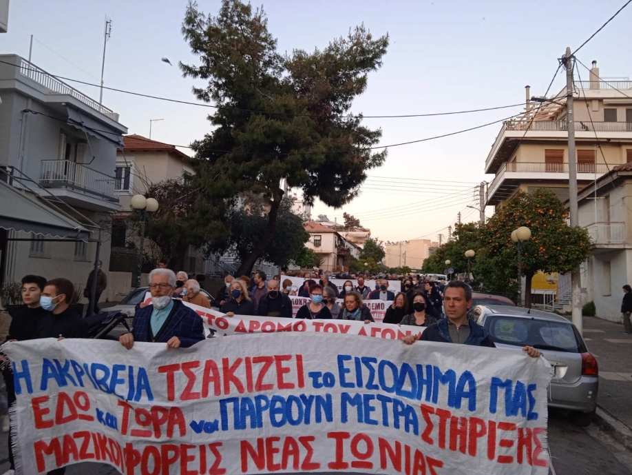 &Sigma;&upsilon;&gamma;&kappa;έ&nu;&tau;&rho;&omega;&sigma;&eta; &epsilon;&nu;ά&nu;&tau;&iota;&alpha; &sigma;&tau;&eta;&nu; &alpha;&kappa;&rho;ί&beta;&epsilon;&iota;&alpha;: &Mu;&epsilon;&gamma;ά&lambda;&eta; &eta; &sigma;&upsilon;&mu;&mu;&epsilon;&tau;&omicron;&chi;ή &tau;&omega;&nu; &pi;&omicron;&lambda;&iota;&tau;ώ&nu;