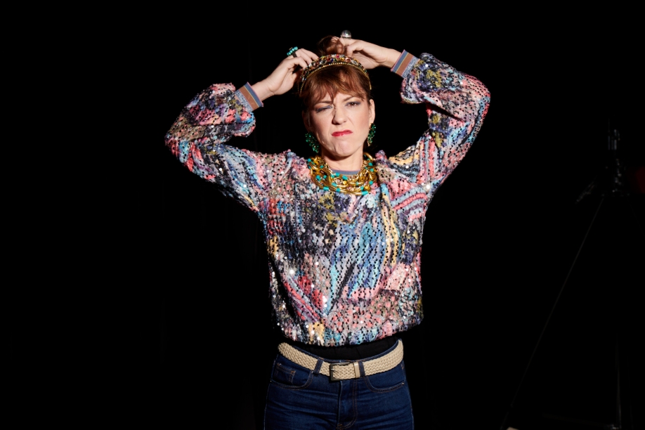 &Eta; Stand up Comedy &ldquo;MINIMAL&rdquo; &mu;&epsilon; &tau;&eta;&nu; Ή&rho;&alpha; &Kappa;&alpha;&tau;&sigma;&omicron;ύ&delta;&alpha; &alpha;&nu;&epsilon;&beta;&alpha;ί&nu;&epsilon;&iota; &sigma;&tau;&omicron; &Theta;έ&alpha;&tau;&rho;&omicron; &Alpha;&lambda;&kappa;&mu;ή&nu;&eta;