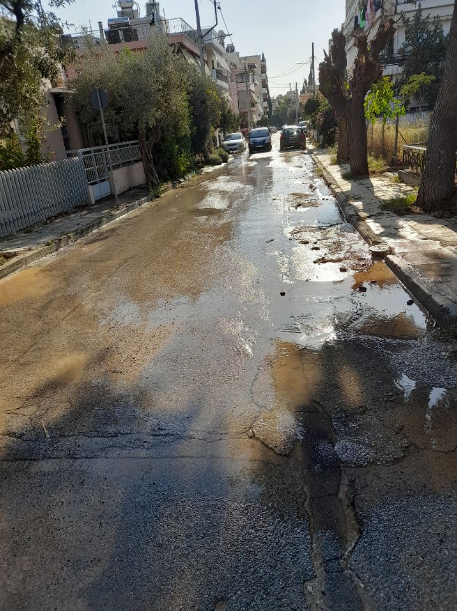 Μεγάλη λακούβα «κοσμεί» την οδό Κερκύρας μετά το «μπάλωμα» της διαρροής νερού