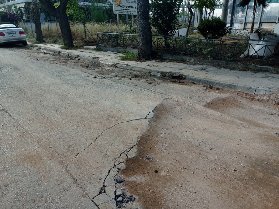 Μεγάλη λακούβα «κοσμεί» την οδό Κερκύρας μετά το «μπάλωμα» της διαρροής νερού