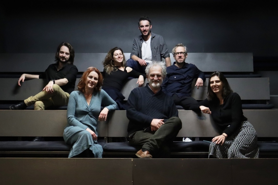 &Nu;&alpha; &alpha;&kappa;&omicron;ύ&sigmaf; &tau;&omicron; &chi;&iota;ό&nu;&iota; &nu;&alpha; &pi;έ&phi;&tau;&epsilon;&iota;: &Mu;&iota;&alpha; &pi;&alpha;&rho;ά&sigma;&tau;&alpha;&sigma;&eta; &beta;&alpha;&sigma;&iota;&sigma;&mu;έ&nu;&eta; &sigma;&epsilon; &delta;&iota;&eta;&gamma;ή&mu;&alpha;&tau;&alpha; &tau;&omicron;&upsilon; &Rho;έ&iota;&mu;&omicron;&nu;&tau; &Kappa;ά&rho;&beta;&epsilon;&rho;