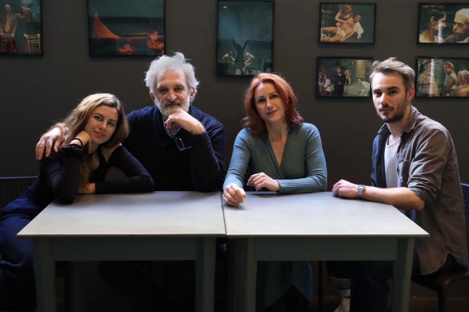 &Nu;&alpha; &alpha;&kappa;&omicron;ύ&sigmaf; &tau;&omicron; &chi;&iota;ό&nu;&iota; &nu;&alpha; &pi;έ&phi;&tau;&epsilon;&iota;: &Mu;&iota;&alpha; &pi;&alpha;&rho;ά&sigma;&tau;&alpha;&sigma;&eta; &beta;&alpha;&sigma;&iota;&sigma;&mu;έ&nu;&eta; &sigma;&epsilon; &delta;&iota;&eta;&gamma;ή&mu;&alpha;&tau;&alpha; &tau;&omicron;&upsilon; &Rho;έ&iota;&mu;&omicron;&nu;&tau; &Kappa;ά&rho;&beta;&epsilon;&rho;