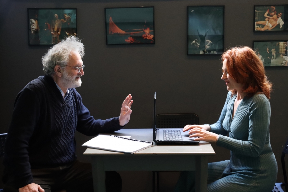 &Nu;&alpha; &alpha;&kappa;&omicron;ύ&sigmaf; &tau;&omicron; &chi;&iota;ό&nu;&iota; &nu;&alpha; &pi;έ&phi;&tau;&epsilon;&iota;: &Mu;&iota;&alpha; &pi;&alpha;&rho;ά&sigma;&tau;&alpha;&sigma;&eta; &beta;&alpha;&sigma;&iota;&sigma;&mu;έ&nu;&eta; &sigma;&epsilon; &delta;&iota;&eta;&gamma;ή&mu;&alpha;&tau;&alpha; &tau;&omicron;&upsilon; &Rho;έ&iota;&mu;&omicron;&nu;&tau; &Kappa;ά&rho;&beta;&epsilon;&rho;