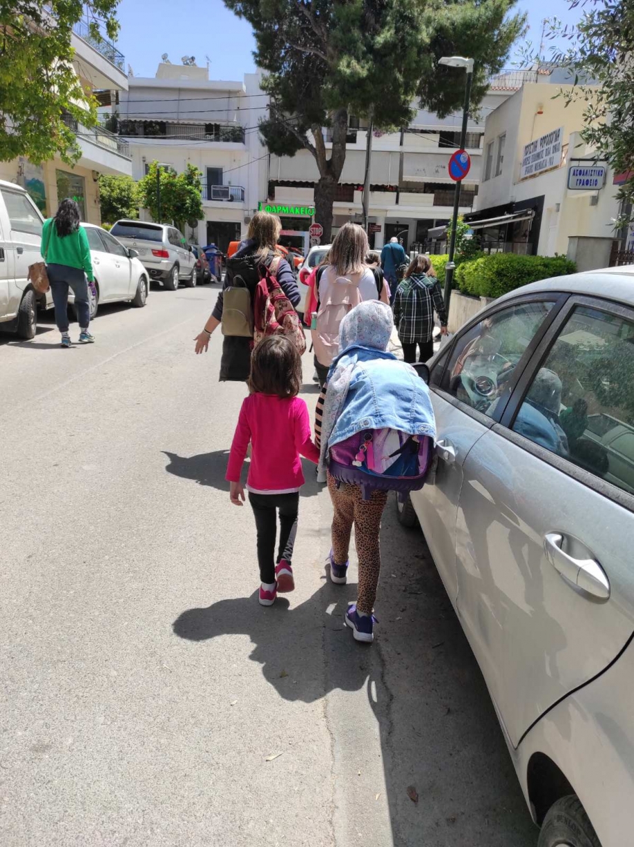 Τα παιδιά στο δρόμο, τα αυτοκίνητα στα πεζοδρόμια