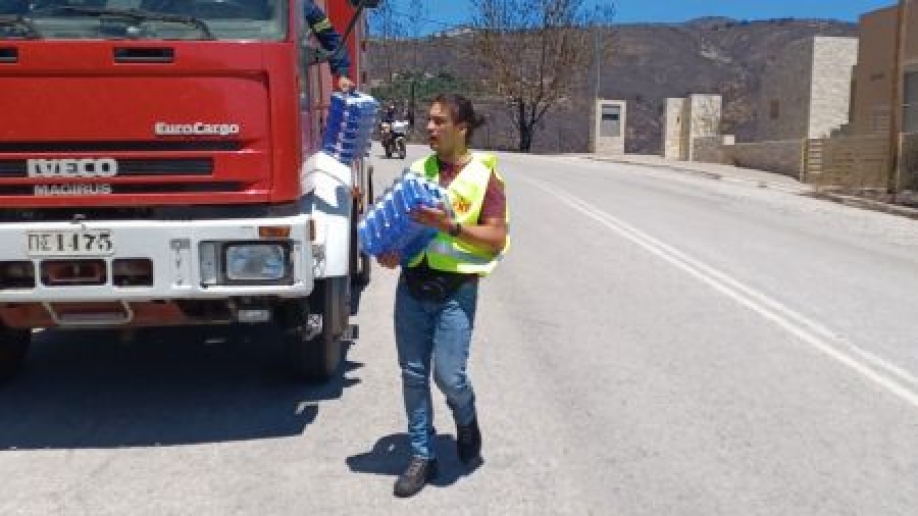 Η Τ.Ο. Μεσογείων-Λαυρεωτικής του ΚΚΕ μοίρασε νερά και σνακ σε πυρόπληκτους και πυροσβέστες