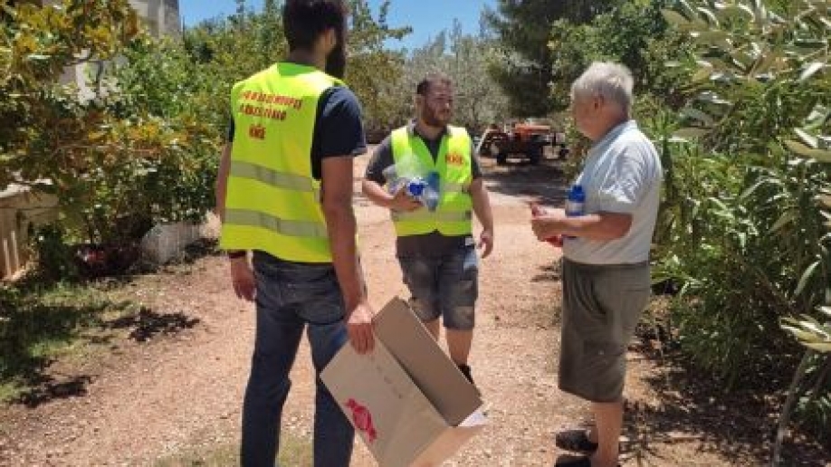 Η Τ.Ο. Μεσογείων-Λαυρεωτικής του ΚΚΕ μοίρασε νερά και σνακ σε πυρόπληκτους και πυροσβέστες