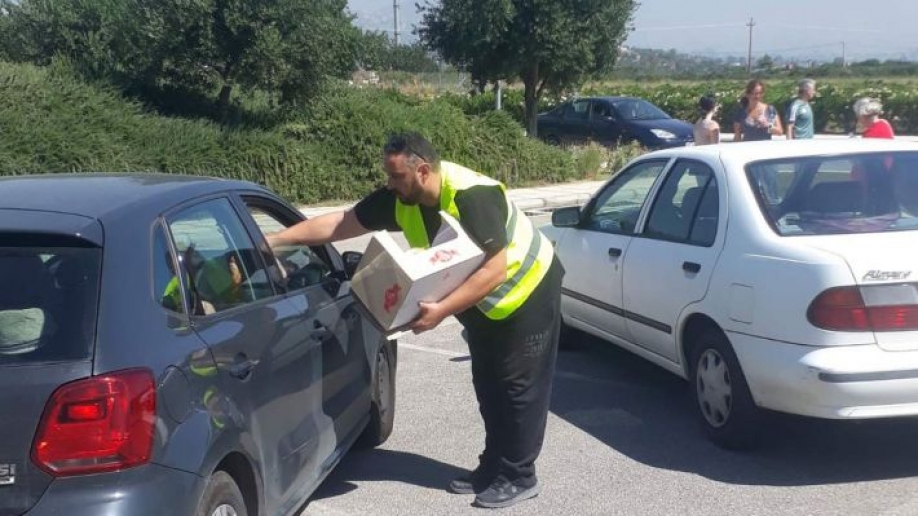 Η Τ.Ο. Μεσογείων-Λαυρεωτικής του ΚΚΕ μοίρασε νερά και σνακ σε πυρόπληκτους και πυροσβέστες