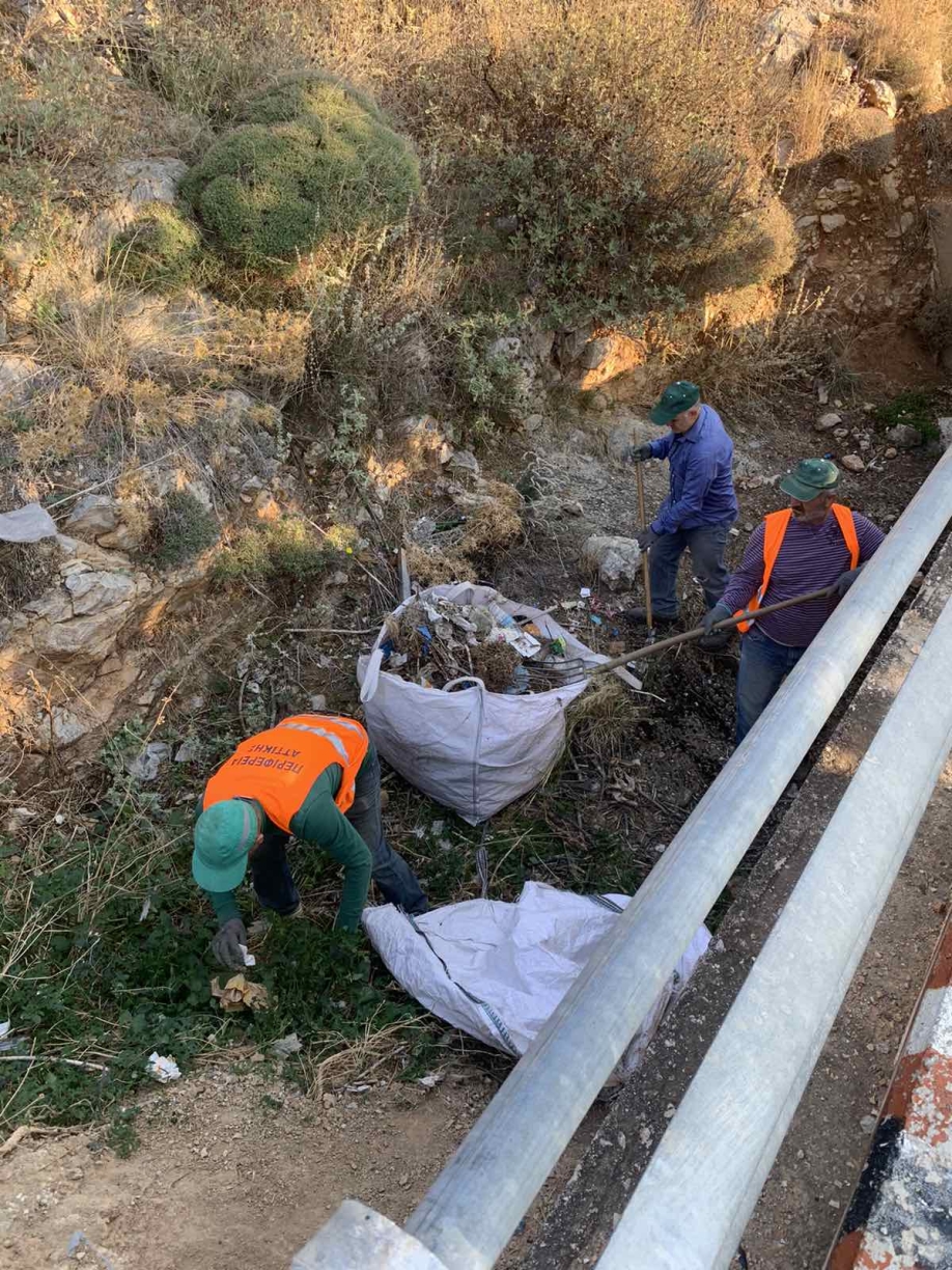 Συνεχίζονται οι καθαρισμοί ρεμάτων από συνεργεία της Περιφέρειας Αττικής