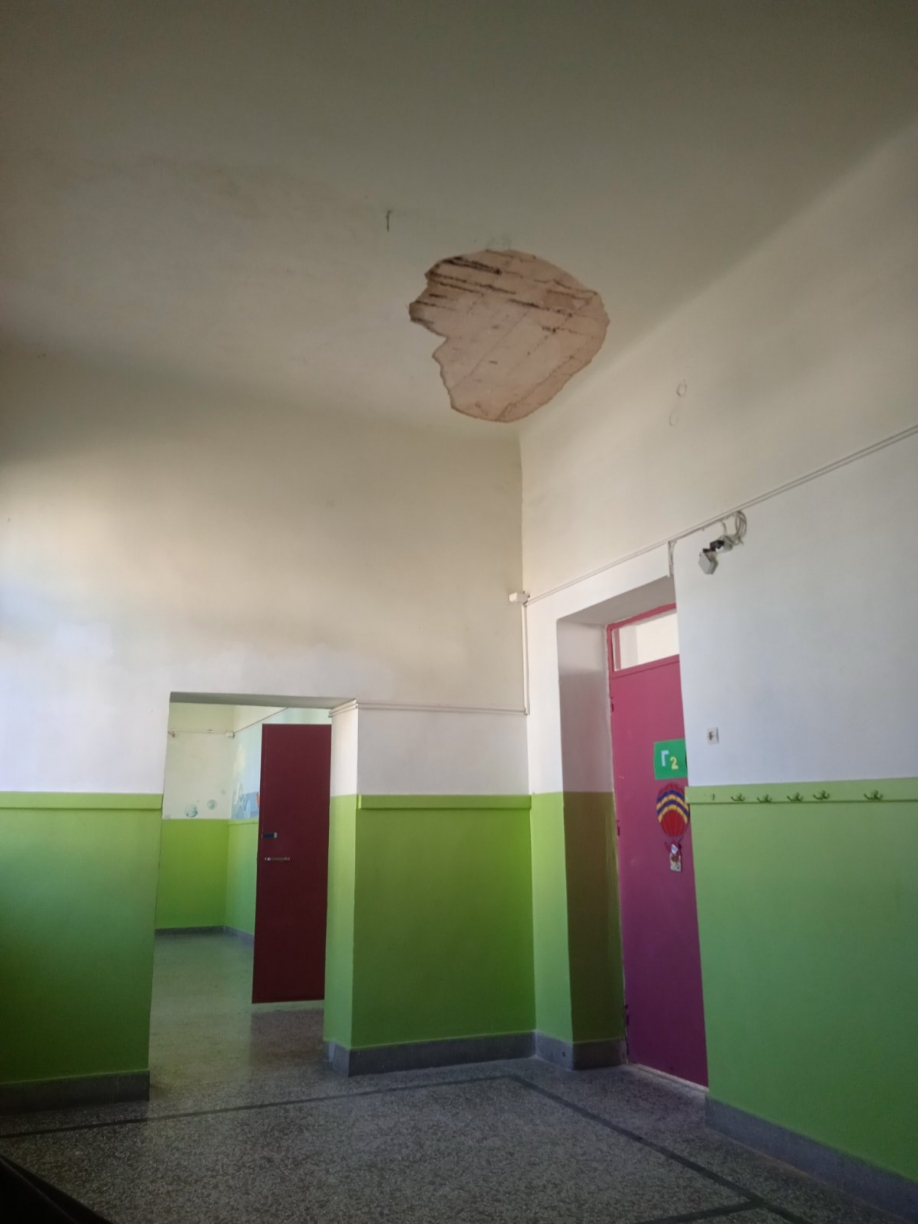 Έπεσε σοβάς και στο 1ο Δημοτικό του Ηρακλείου Αττικής Έπεσε σοβάς και στο 1ο Δημοτικό του Ηρακλείου Αττικής