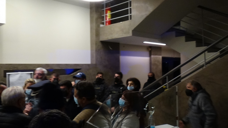 Έ&kappa;&lambda;&epsilon;&iota;&sigma;&epsilon; &rho;&alpha;&nu;&tau;&epsilon;&beta;&omicron;ύ &kappa;&alpha;&iota; έ&phi;&upsilon;&gamma;&epsilon;! &Kappa;&rho;ύ&phi;&tau;&eta;&kappa;&epsilon; &eta; &Delta;. &Theta;&omega;&mu;&alpha;ϊ&delta;&omicron;&upsilon; (&phi;&omega;&tau;&omicron; + video)