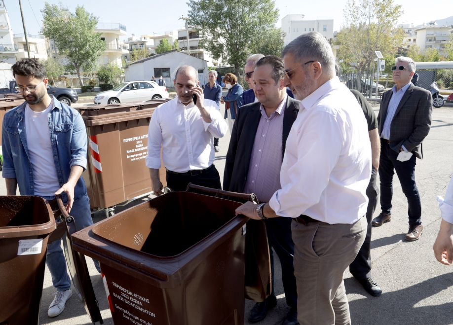 Παράδοση απορριμματοφόρων και καφέ κάδων από την Περιφέρεια στον Δήμο Ηλιούπολης