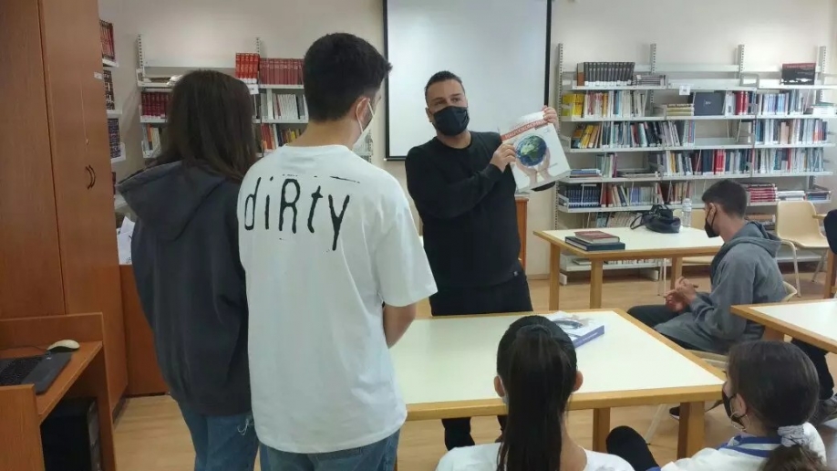 &Epsilon;&nu;&eta;&mu;&epsilon;&rho;&omega;&tau;&iota;&kappa;ή &delta;&rho;ά&sigma;&eta; &tau;&omicron;&upsilon; 11&omicron;&upsilon; &Gamma;&Epsilon;&Lambda; &Pi;&epsilon;&rho;&iota;&sigma;&tau;&epsilon;&rho;ί&omicron;&upsilon; &mu;&epsilon; &tau;&eta; &Delta;&eta;&mu;&omicron;&tau;&iota;&kappa;ή &Beta;&iota;&beta;&lambda;&iota;&omicron;&theta;ή&kappa;&eta;