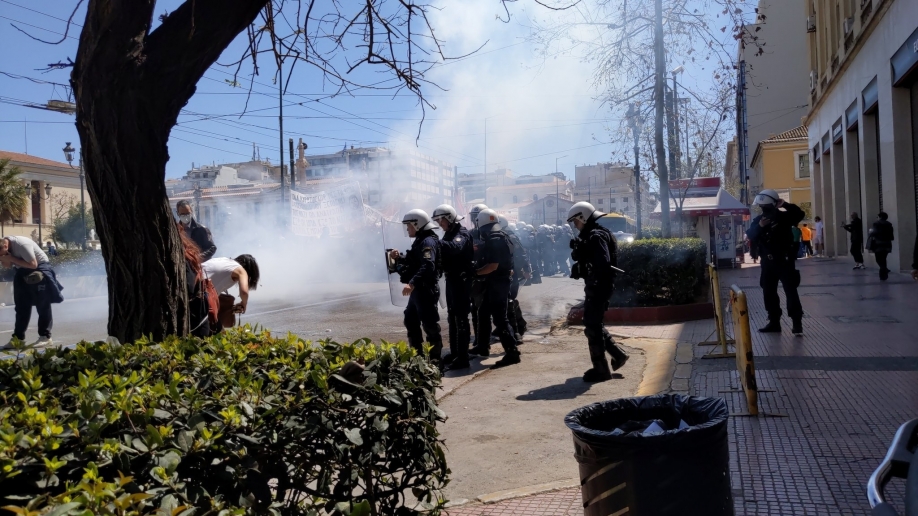 Ξύλο και επαναλαμβανόμενη χρήση χημικών στην αντιφασιστική πορεία (video)