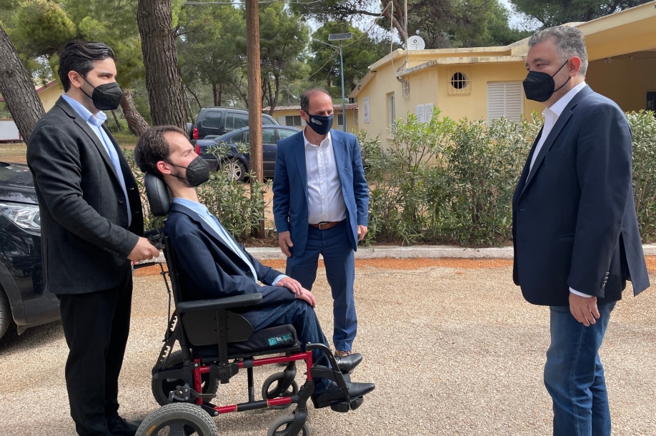 Συνάντηση του Στέλιου Κυμπουρόπουλου στις κατασκηνώσεις προσφύγων Ζωγράφου