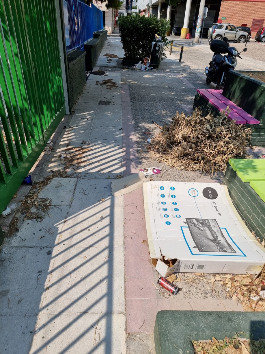 2 μήνες ασκούπιστα πεζοδρόμια στην Παναγούλη λένε περίοικοι