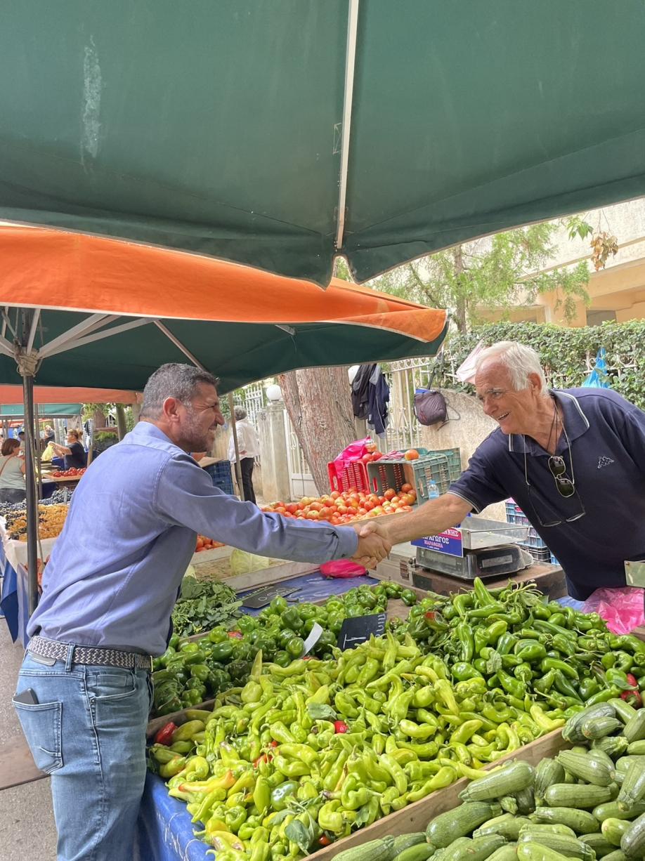 &laquo;&Alpha;&lambda;&lambda;ά&zeta;&omicron;&upsilon;&mu;&epsilon;&raquo;: &Kappa;&omicron;&nu;&tau;ό&pi;&epsilon;&upsilon;&kappa;&omicron; - &Pi;&alpha;&rho;ά&delta;&epsilon;&iota;&sigma;&omicron;&sigmaf; &laquo;&alpha;&gamma;&kappa;ά&lambda;&iota;&alpha;&sigma;&alpha;&nu;&raquo; &tau;&eta; &delta;&rho;ά&sigma;&eta; &laquo;&Alpha;&kappa;&omicron;ύ&mu;&epsilon; &tau;&iota;&sigmaf; &gamma;&epsilon;&iota;&tau;&omicron;&nu;&iota;έ&sigmaf;&raquo;