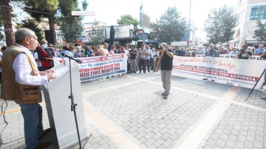 Πλήθος κόσμου στο συλλαλητήριο κατά της ακρίβειας στην πλατεία Σημηριώτη