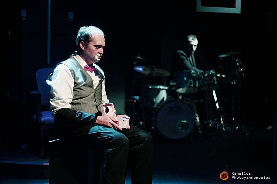 &ldquo;&Kappa;ά&tau;&iota; &alpha;&pi;&rsquo; &tau;&omicron; &eta;&mu;&epsilon;&rho;&omicron;&lambda;ό&gamma;&iota;&omicron; &epsilon;&nu;ό&sigmaf;...&rdquo;: &Gamma;&iota;&alpha; 5&omicron; &chi;&rho;ό&nu;&omicron; &sigma;&upsilon;&nu;&epsilon;&chi;ί&zeta;&epsilon;&tau;&alpha;&iota; &eta; &epsilon;&pi;&iota;&tau;&upsilon;&chi;&eta;&mu;έ&nu;&eta; &pi;&alpha;&rho;ά&sigma;&tau;&alpha;&sigma;&eta; &sigma;&tau;&omicron; &theta;έ&alpha;&tau;&rho;&omicron; &ldquo;&Lambda;&Upsilon;&Chi;&Nu;&Omicron;&Sigma;&rdquo;