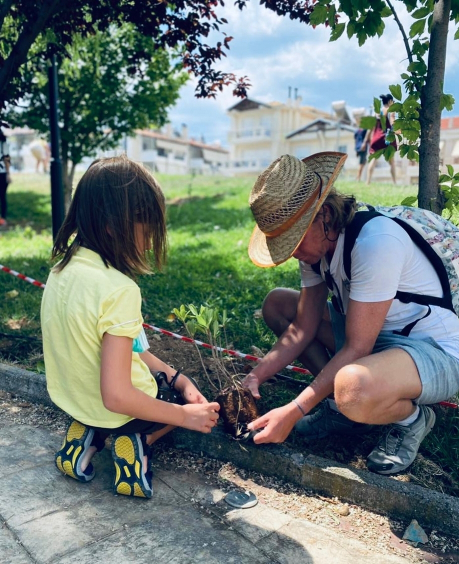 Δενδροφύτευση στο 9ο Δημοτικό σχολείο με τη συνεργασία Δήμου, σχολείου, και Συλλόγου Γονέων