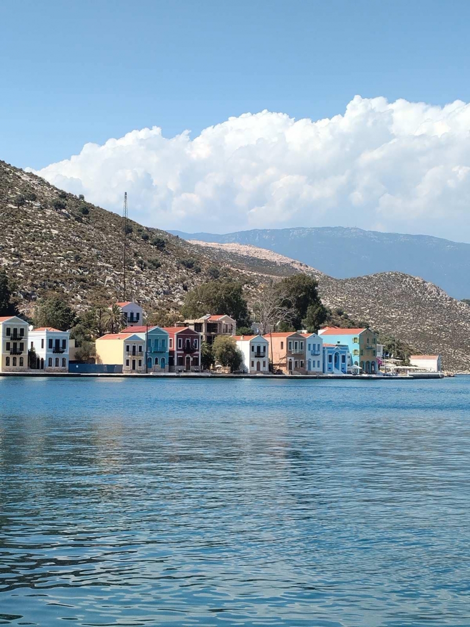 &Phi;&omega;&tau;&omicron;&gamma;&rho;&alpha;&phi;ί&alpha; &alpha;&pi;ό "&Tau;&omicron; &Kappa;&alpha;&sigma;&tau;&epsilon;&lambda;ό&rho;&iota;&zeta;&omicron; &Sigma;ή&mu;&epsilon;&rho;&alpha;"