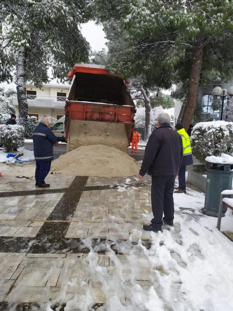 &quot;Τα μηχανήματα του Δήμου επιχειρούν στους δρόμους - Διατίθεται αλάτι στα Δημοτικά Καταστήματα&quot;,λέει ο Δήμος Λυκόβρυσης - Πεύκης