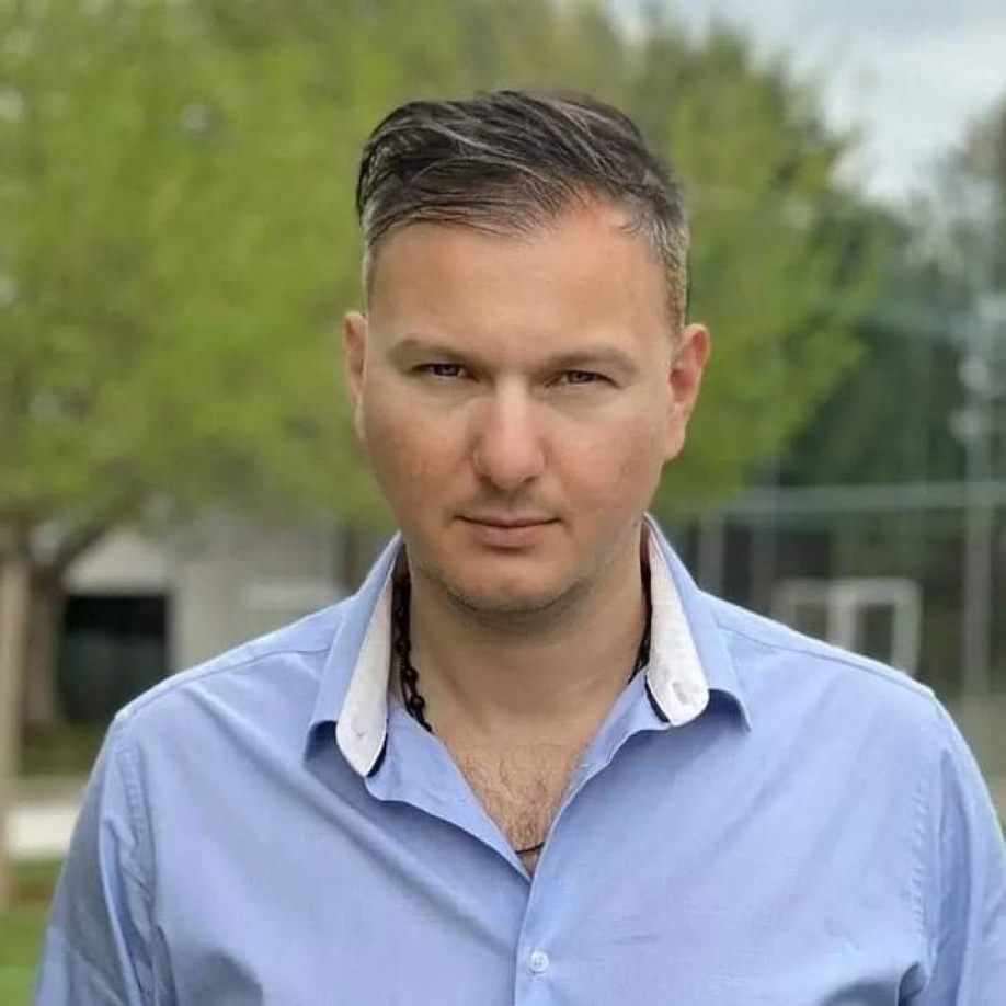 &Sigma;&tau;&omicron; &Pi;&rho;ά&sigma;&iota;&nu;&omicron; &Kappa;ί&nu;&eta;&mu;&alpha; &kappa;&alpha;&iota; &omicron; &Beta;&alpha;&sigma;ί&lambda;&eta;&sigmaf; &Rho;ό&kappa;&kappa;&omicron;&sigmaf;